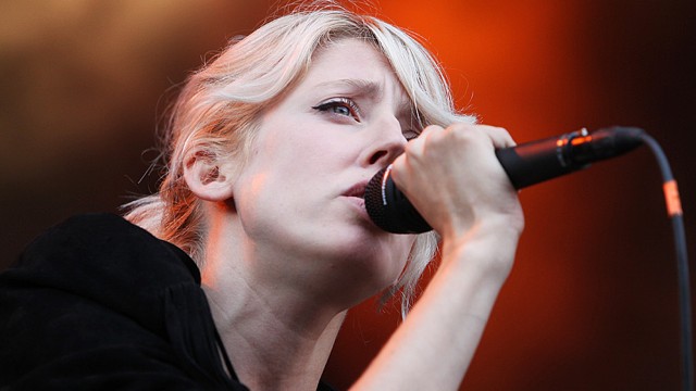 Veronica Maggio under Slottsfjell 2010. (Foto: Kim Erlandsen, NRK P3)