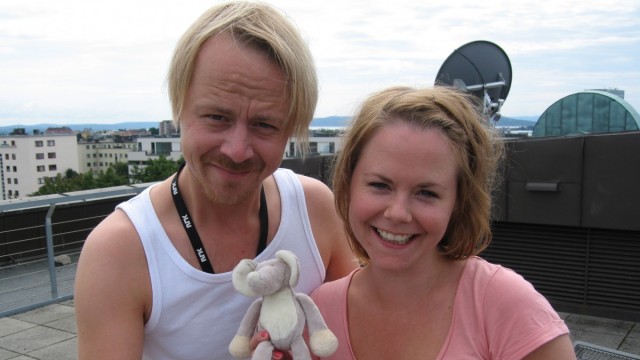 Erlend, Gunn og Hanna etter sending. Foto: NRK)