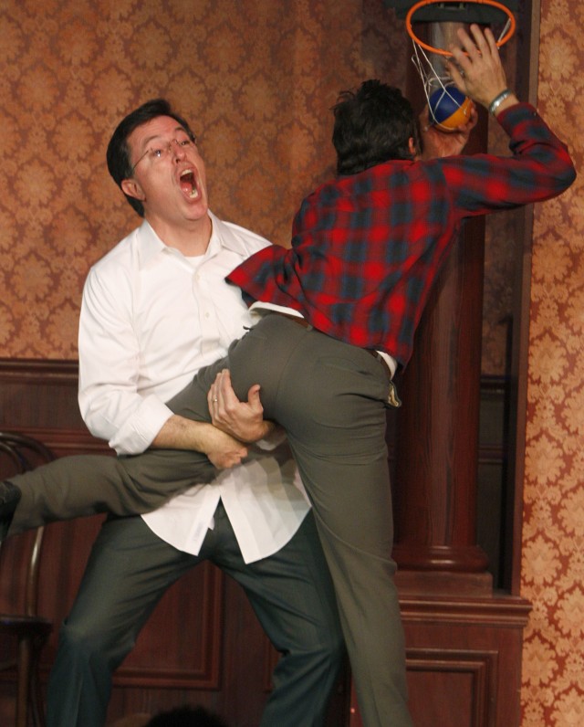 Stephen Colbert og Paul Dinello i en sketsj i forbindelse med 50- årsjubileet til improteateret i Chicago 2009 (Foto: REUTERS/Frank Polich)
