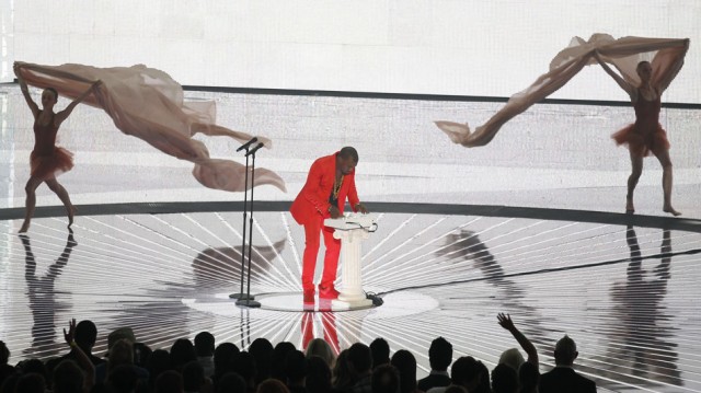 Høflig opptreden fra Kanye West i år, flankert av trippende ballettdansere(!). (Foto: Scanpix)