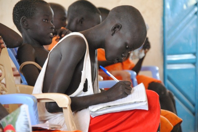 Sudan er et land som trenger hjelp, og Flyktninghjelpen fokuserer blant på at folk skal få gå på skole. (Foto: Kathinka Devold Kjellsen)