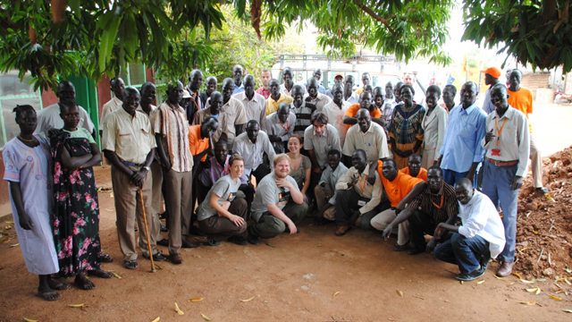 Ken sammen med folka som jobber i Flyktninghjelpen i Sudan. (Foto: Flyktninghjelpen)