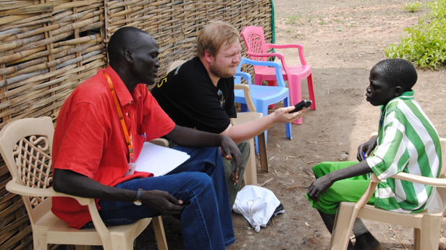 Ken fikk intervjue en av barna på skolen for hjemløse i Sudan. (Foto: Kathinka Devold Kjellsen)