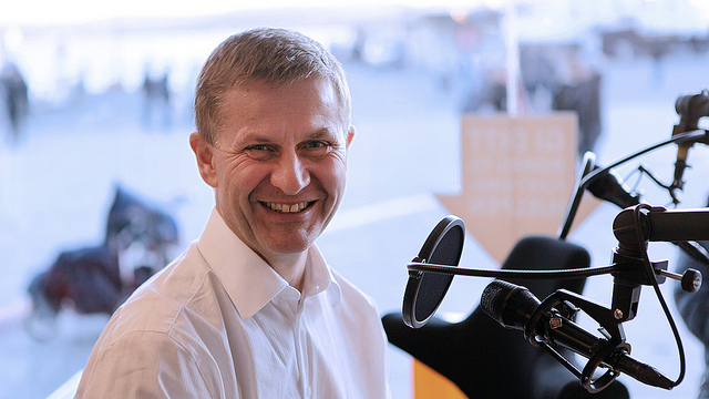 Erik Solheim besøkte P3aksjonen for å auksjonere bort jobben som assistent. (Foto: Mattis Folkestad, NRKP3)