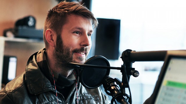 Thomas Eriksen i studio (Foto: Tom Øverlie, NRK P3)