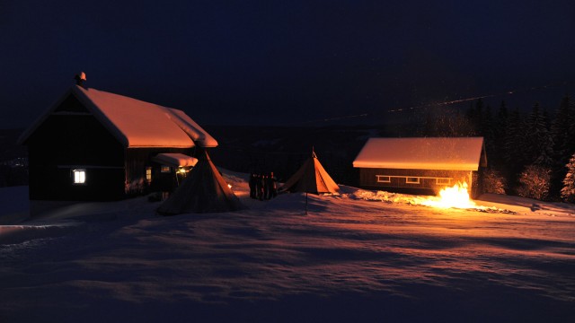 I et fantatisk vinterlandskap skal Kvelertak riste liv i en gammel gård. (Foto: Randulf Valle)