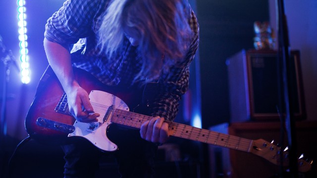 Dråpe med sin melodiøse Shoegazer. (Foto: Tom Øverlie, NRK P3)