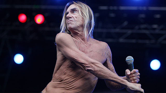 David Bowie flyttet inn sammen med Iggy Pop og produserer to av albumene hans. Her er Iggy under Hovefestivalen 2010. (Foto: Kim Erlandsen)