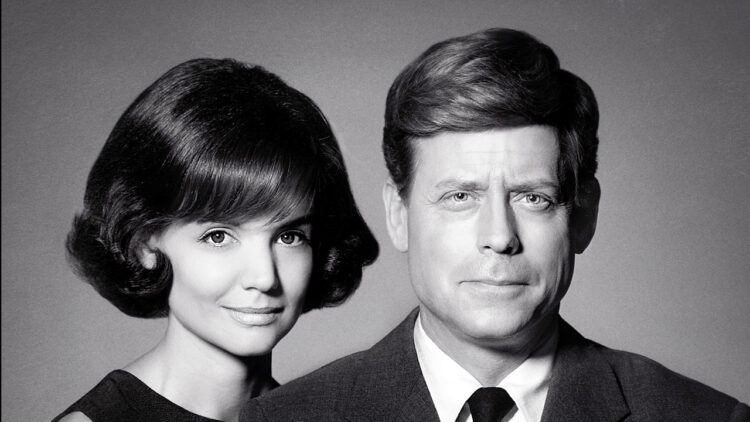 The Kennedys - Katie Holmes og Greg Kinnear. (Foto: Asylum Entertainment)
