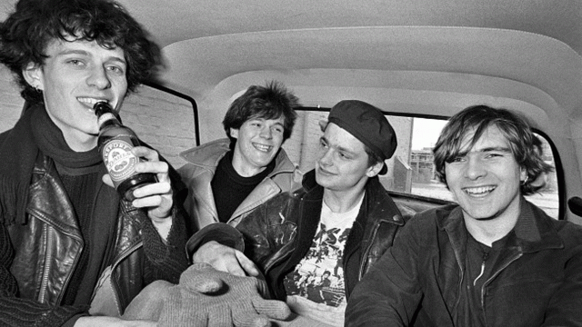 Wannskrækk i baksetet på en Opel Kadett i 1984, fra venstre: Per Christian «Persi» Iveland, Hans Olav «Sola» Jonsen, Per Øivind «Prepple» Houmb og Kjartan Kristiansen. (Foto: Thor Nielsen)