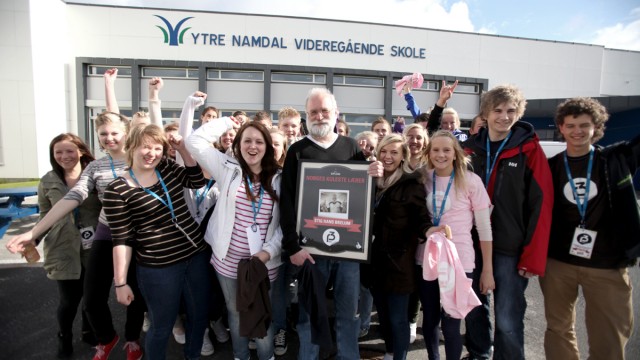 Klasse 1STA fra Ytre Namdal videregående skole og Norges kuleste lærer får seg en tur til Topp 20 på Rådhusplassen. (Foto: Erlend Solbu, NRK P3)