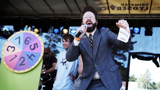 Erlend & Steinjo snurrer Ulykkeshjulet på Hovefestivalen.  (Foto Tom Øverlie, NRK P3)