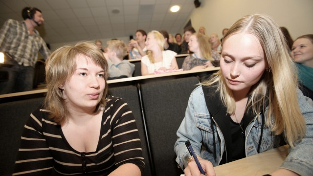 Kine, som var den som meldte Stig på konkurransen, blir intervjua av Silje. (Foto: Erlend Lånke Solbu)