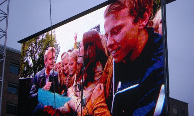 Klassen fikk under hele konserten meldinger fra folk hjemme om at de var på TV. (Foto: 1 STA)