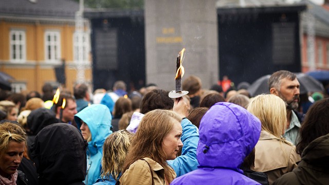 Mørkt var det ikke i Trondheim. Men faklene gjorde fortsatt et visst inntrykk. (Foto: Kristoffer Kippernes)