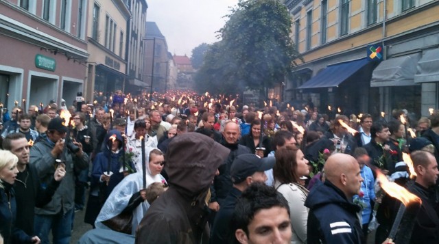 Hei P3 og hele Norge! Hadde en flott kveld i Skien i går kveld. Ca 50 000 fra hele Grenlandsområdet hadde møtt opp til minnemarkering på torget, etterfulgt av fakkel/rosetog gjennom byen. Sammen er vi sterke! Hilsen Christian.