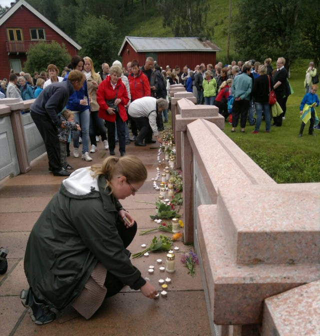 Minnemarkering i Tolga. Tenker på alle som har blitt berørt av det tragiske som har hendt. Men også veldig stolt over alle oss som viser at Norge kan å vil reise seg å bli sterkere. - Elisabeth.