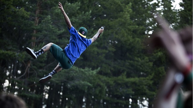 Hodgy Beats i OFWGKTA er ikke redd for å lande på publikum med ryggen først. (Foto: Kim Erlandsen, NRk P3)