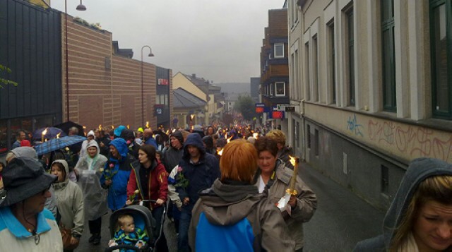 Slik så toget i Larvik ut. Vi gikk midt i toget cirka. Det var skikkelig dystert. Nå sitter vi med tre lys tent foran oss. Mvh. Christoffer, Marius og Thomas.