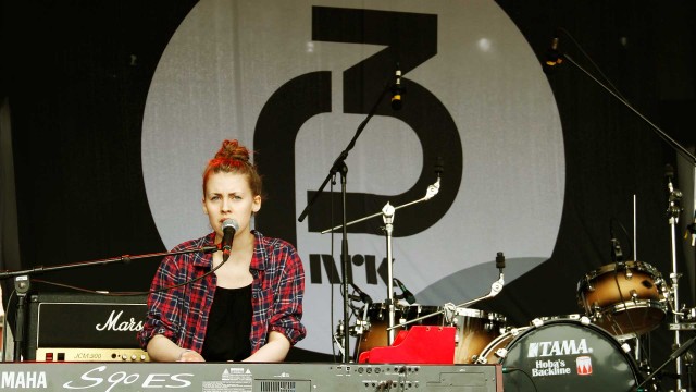 Eline imponerte på P3-scenen under Hovefestivalen. (Foto: Lars Andersen, NRK P3)