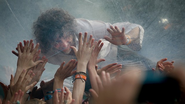 Wayne Coyne i Flaming Lips velger en tryggere måte å legge seg oppå publikum på. (Foto: Mattis Folkestad, NRK P3)