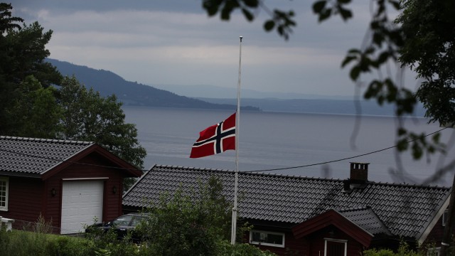 Flagg på halv stang. (Foto: Kim Erlandsen, NRKP3)