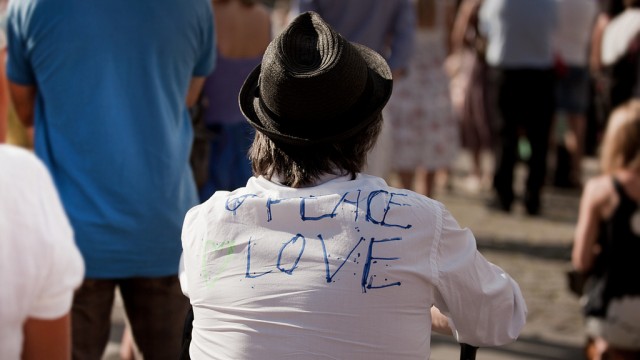 "Peace Love" står det på ryggen til denne mannen. (Foto: Rashid Akrim, NRK P3)