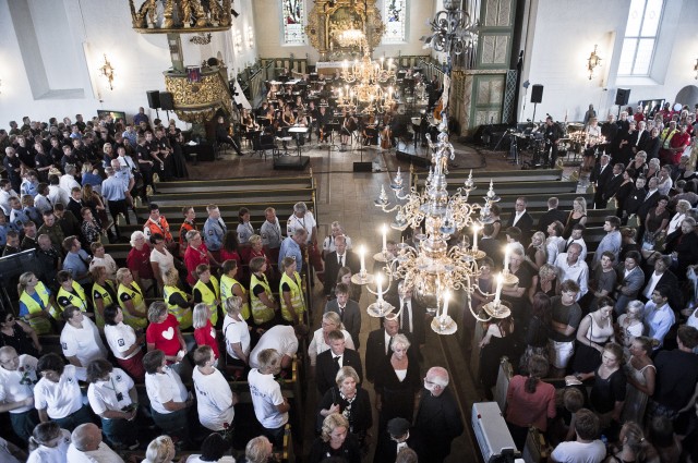 Både regjeringsmedlemmer, helsepersonell, pårørende og overlevende var tilstedet under minnekonserten i Oslo Domkirke lørdag. (Foto: Scanpix)