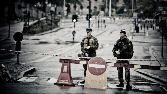 Veien ned mot Regjeringskvartalet hvor bomben smalt er strengt bevoktet. (Foto: Kim Erlandsen)