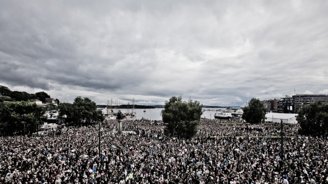 På mandag var det ingen forskjeller, men bare likheter, da hele Oslo stod sammen på Rådhusplassen. (Foto: Kim Erlandsen, NRK P3)