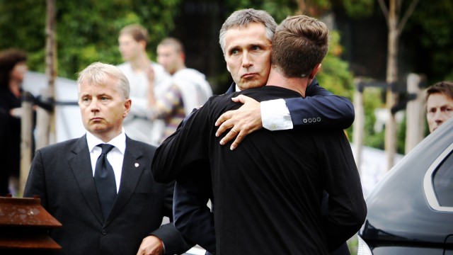 Statsminister Jens Stoltenberg klemmer AUF-leder Eskil Pedersen ved Utøya. (Foto: Scanpix)