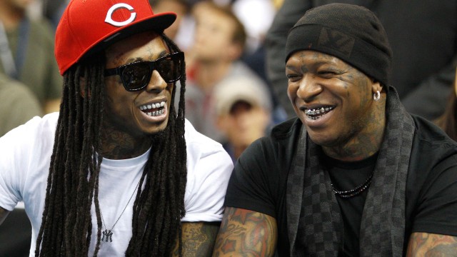 Pappa Birdman (høyre) og sønn Lil Wayne (venstre) forteller ”Jeg er rikere enn deg”-vitser (Foto: Scanpix) 