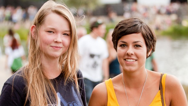 Johanne og Gyda på Øyafestivalen. (Foto: NRKP3)