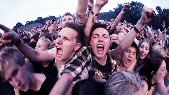 Jørgen forstår ikke hvorfor folk føler at de må kaste ting under konserter. Illustrasjonsbilde fra årets Hove festival. (Foto: Kim Erlandsen, NRK P3)