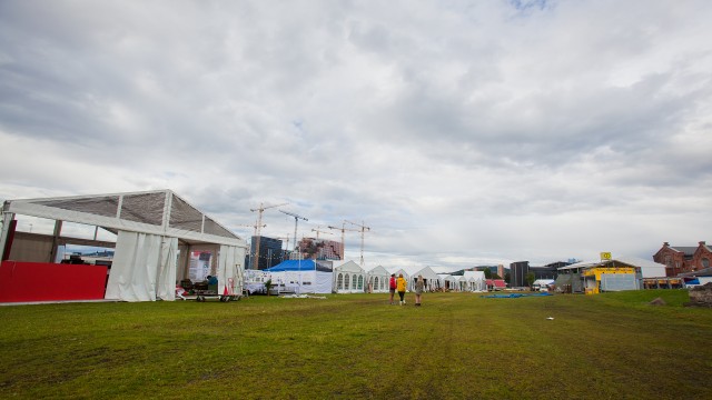 Stille før stormen i handlegata - dagen før den 13. utgaven av Øyafestivalen. (Foto: Kim Erlandsen, NRK P3)