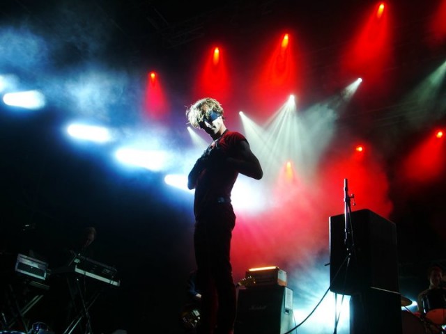 Foto: Benjamin Boyle Beskrivelse av bilde: Dette bildet tok jeg av Thomas Öberg i bob hund på RaumaRock i Åndalsnes i sommer. Dette er det aller siste bildet jeg tok under festivalen og det jeg var mest fornøyd med. Jeg liker vedig godt at ansiktet hans blir opplyst godt og alle de andre scenelysene i bakgrunnen. 