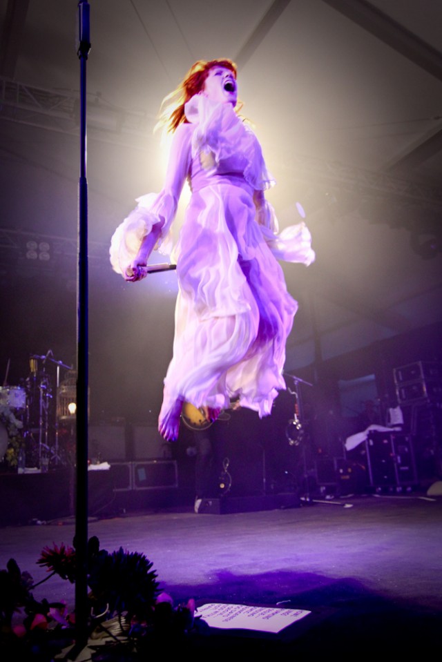 Florence Welch ser ut som et sinna spøkelse. Hove 2010. Foto: Petter Christianslund