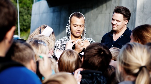 Kriss  deler ut autografer til elevene etter P3 SkoleSessions i Bodø. (Foto: Tom Øverlie, NRK P3)