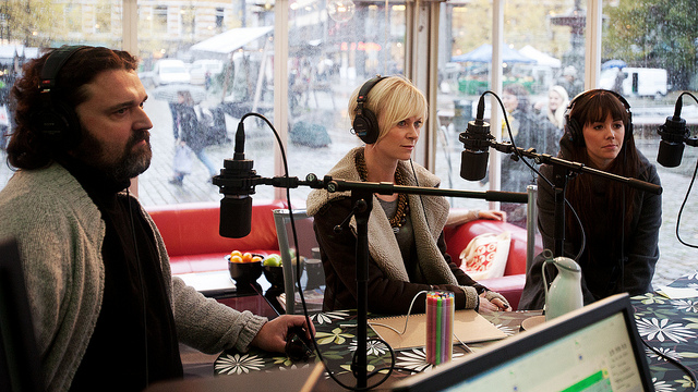 Bertine Zetlitz, Hans Erik Dyvik Husby, og Marion Ravn besøkte P3aksjonen. (Foto: Tom Øverlie)