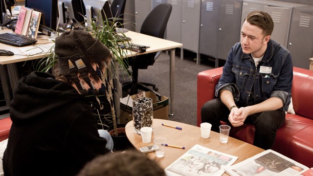 Autolaser og Overthrow venter i spenning på stemmeresultatet. AutoLaser ønsker som vanlig å skjule sin egentlige identitet. (Foto: Rashid Akrim, NRK P3) 