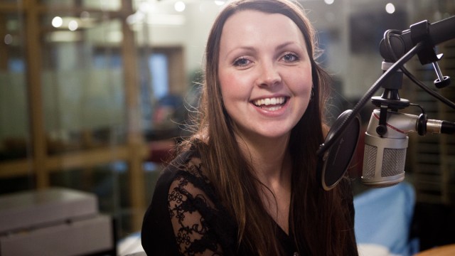 Urørts programleder Mari Garås Monsson sier det har vært en sann ære å følge med på Honningbarne i året som har gått. - Jeg har vært mektig stolt alle gangene jeg har sett de live. (Foto: Rashid Akrim, NRK P3).