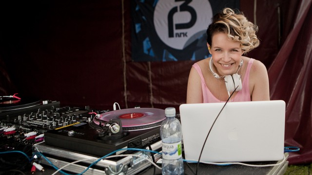 Christine Dancke i aksjon som DJ under Ekstremafestivalen. (Foto: NRKP3)