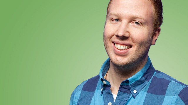 Øystein Røe Larsen viser frem ferdighetene på gitar i P3helg. (Foto: Erlend Lånke Solbu, NRKP3)