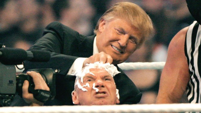 WWE chairman Vince McMahon får barbert hodet av ... Donald TRUMP. (Foto: AFP/Scanpix)