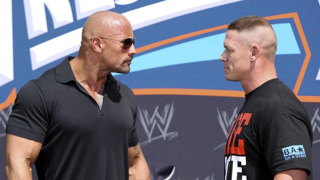 The Rock og John Cena i vill stare off. (Foto: AFP/Scanpix)