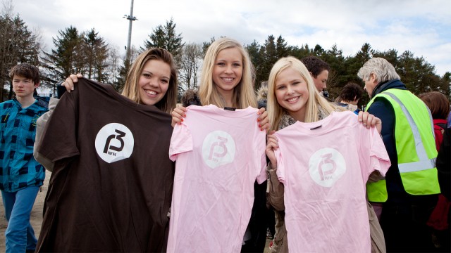 Ine Bitnes, Eli Berntsen og Martine Moland med sine flunkende nye P3-tees. (Foto: Kim Erlandsen, NRK P3)