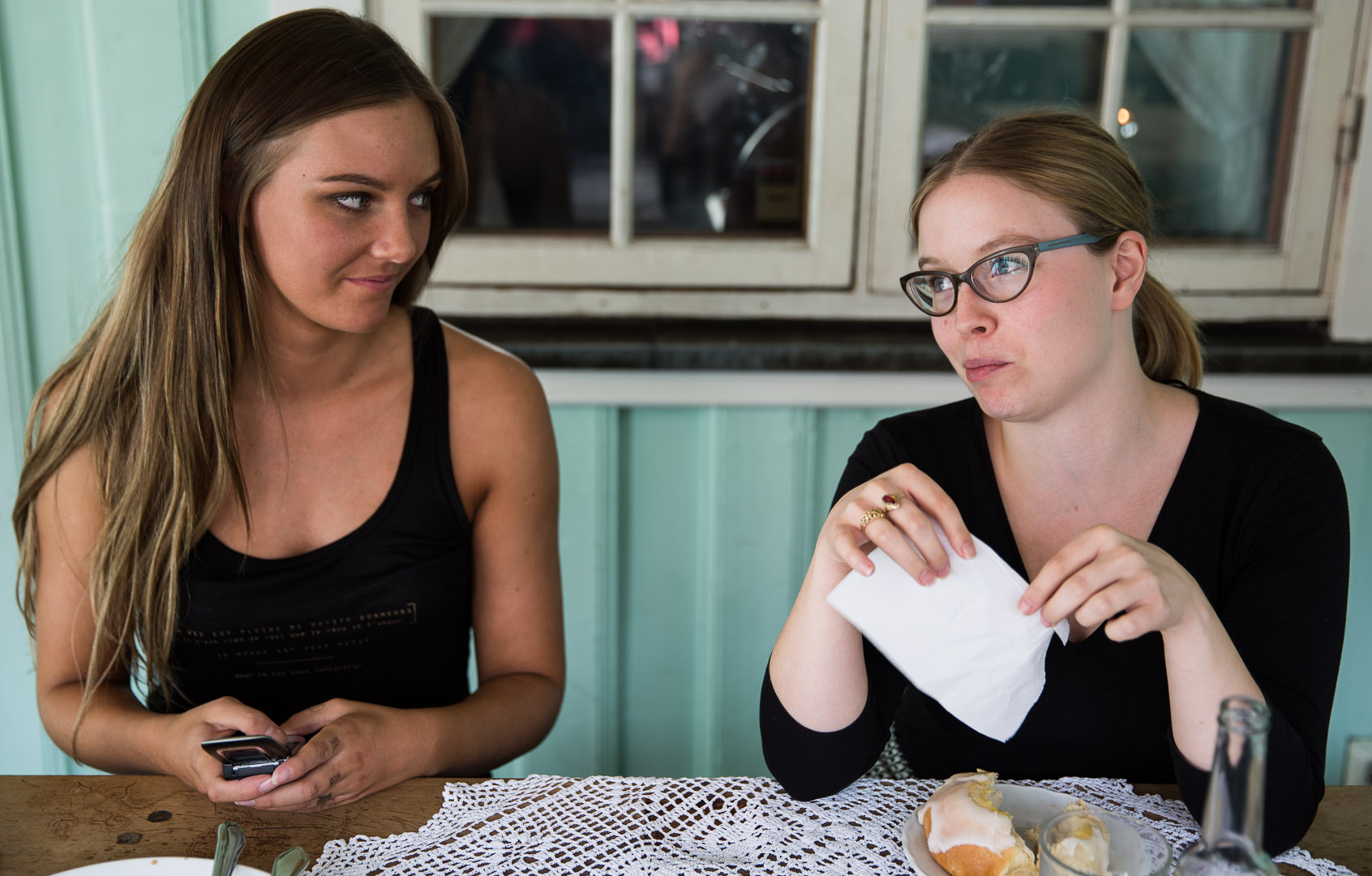 Aagot og Ida diskuterer kvinnesyn og feminisme på kafé. (Foto: Anne Dorte Lunås, NRK P3)