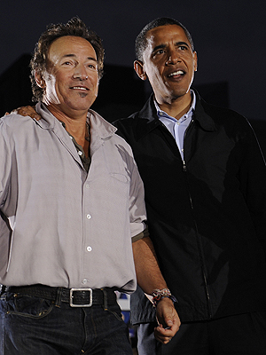 Bruce Springsteen sammen med Barack Obama under valgkampen i 2008. Også i 2012 står «The Boss» ved sin politiske støtte til presidenten. Foto: NTB Scanpix / Emmanuel Dunand, AFP Photo.