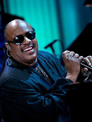 Stevie Wonder, her under «In Performance at the White House» som Barack og Michelle Obama arrangerte i mai, er en av presidentens mest trofaste musikalske støttespillere. Foto: NTB Scanpix / Brendan Smialowski, AFP Photo.