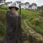 Ian McKellen spiller selvsagt Gandalf i Hobbiten: En uventet reise (Foto: Metro-Goldwyn-Mayer Pictures Inc. og New Line Productions, Inc./ Foto: James Fisher).
